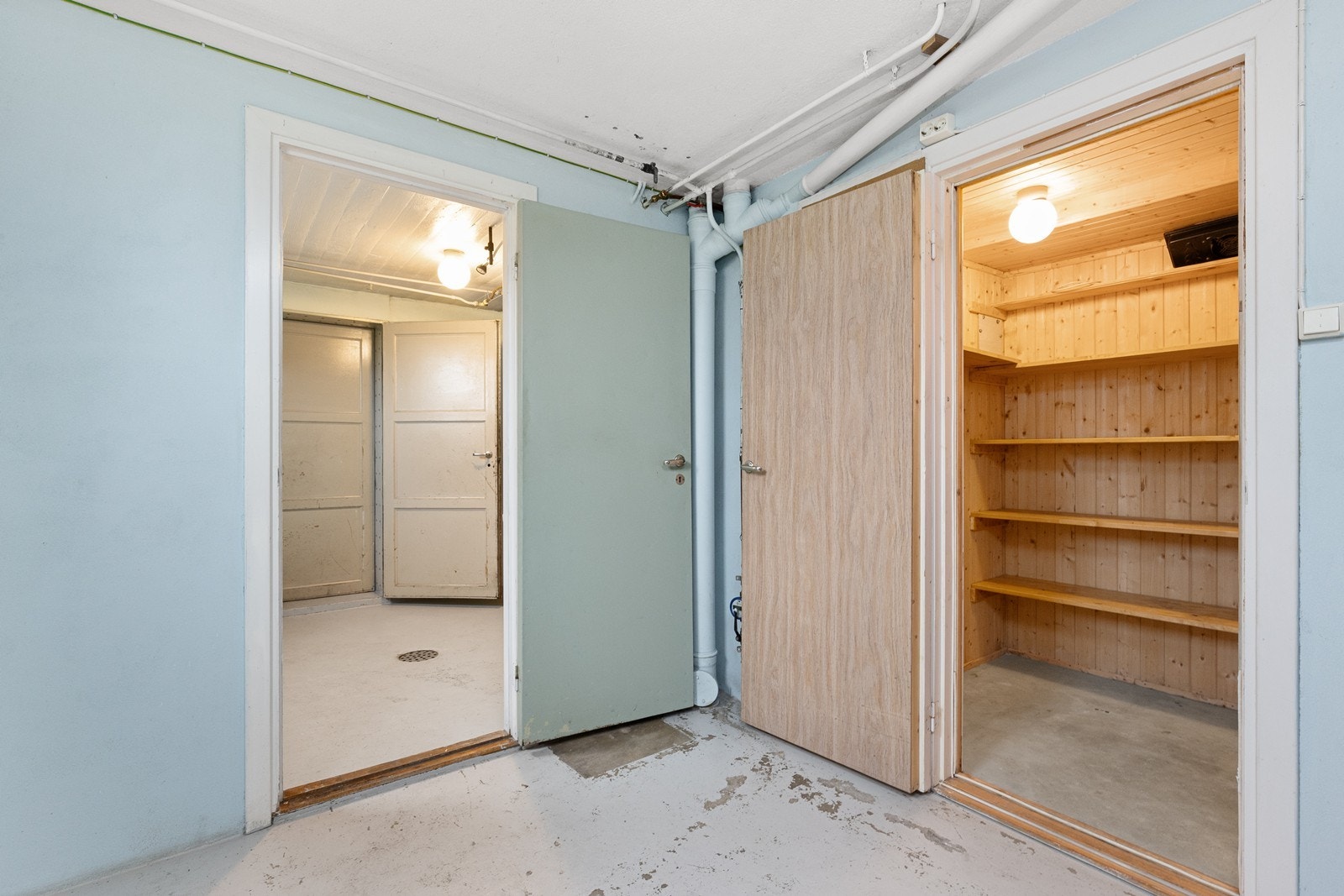 Kjelleren har betonggulv og en bod med trehyller gir god oppbevaringsplass. Galleribilde