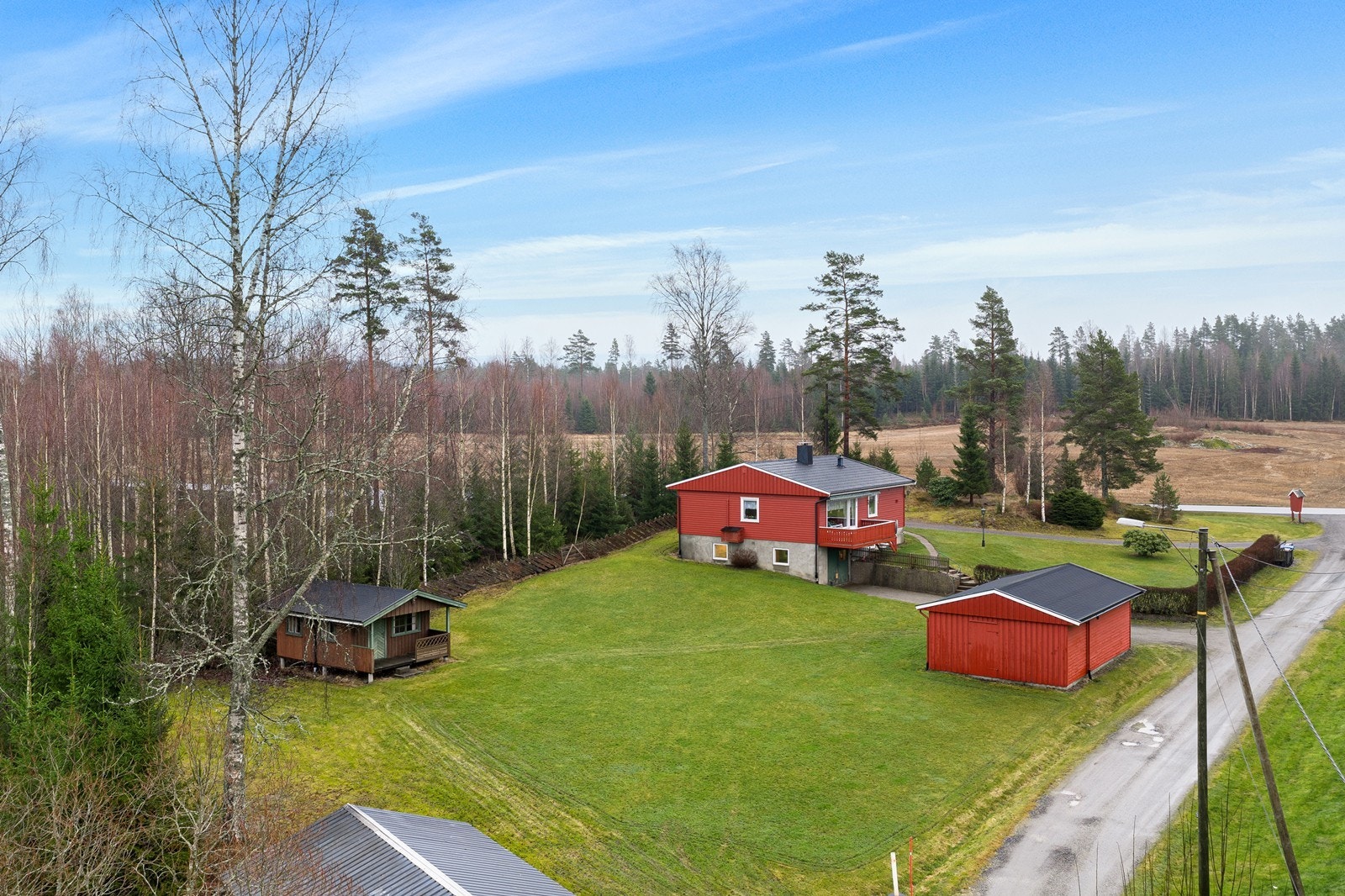 Eiet tomt på 2 722,10 m² gir god plass til uteaktiviteter og beplantning. Galleribilde