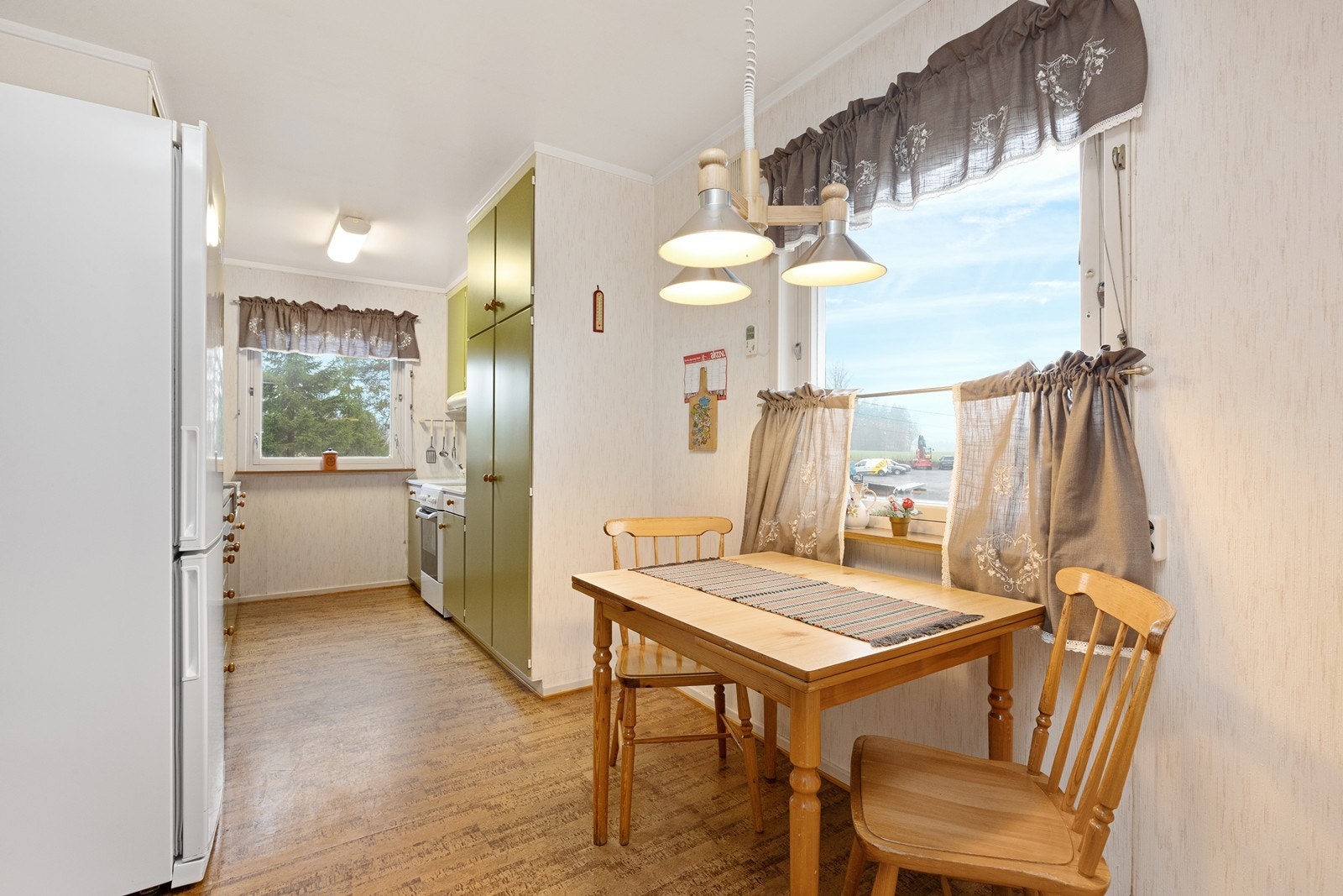 Plass til spisegruppe på kjøkkenet gir en praktisk løsning for måltider. Galleribilde