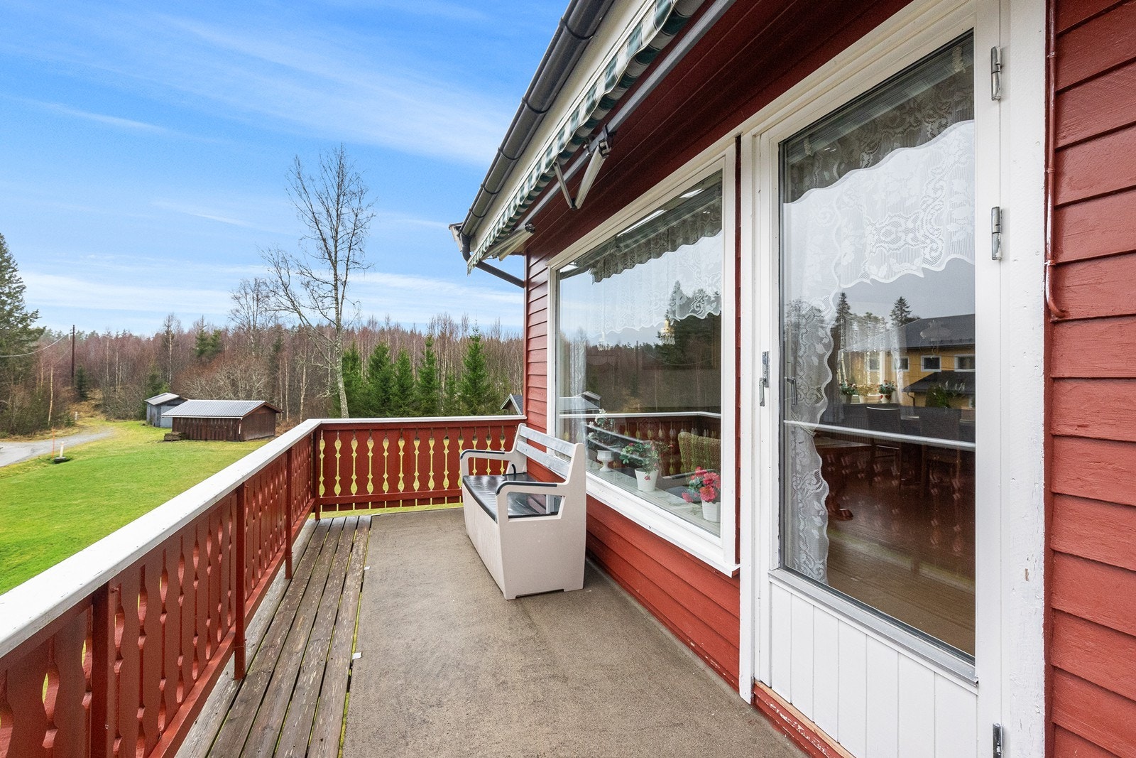 Verandaen har betongdekke og trykkimpregnerte gulvbord, med tilgang fra stue og hage. Galleribilde