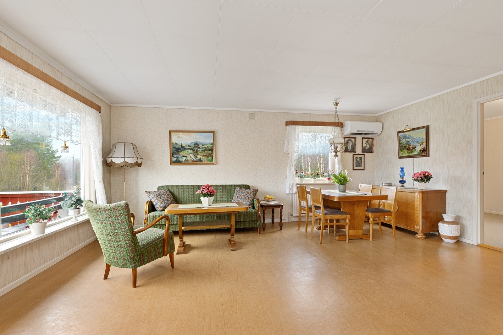 Store vindusflater gir godt lysinnslipp i stuen. Galleribilde