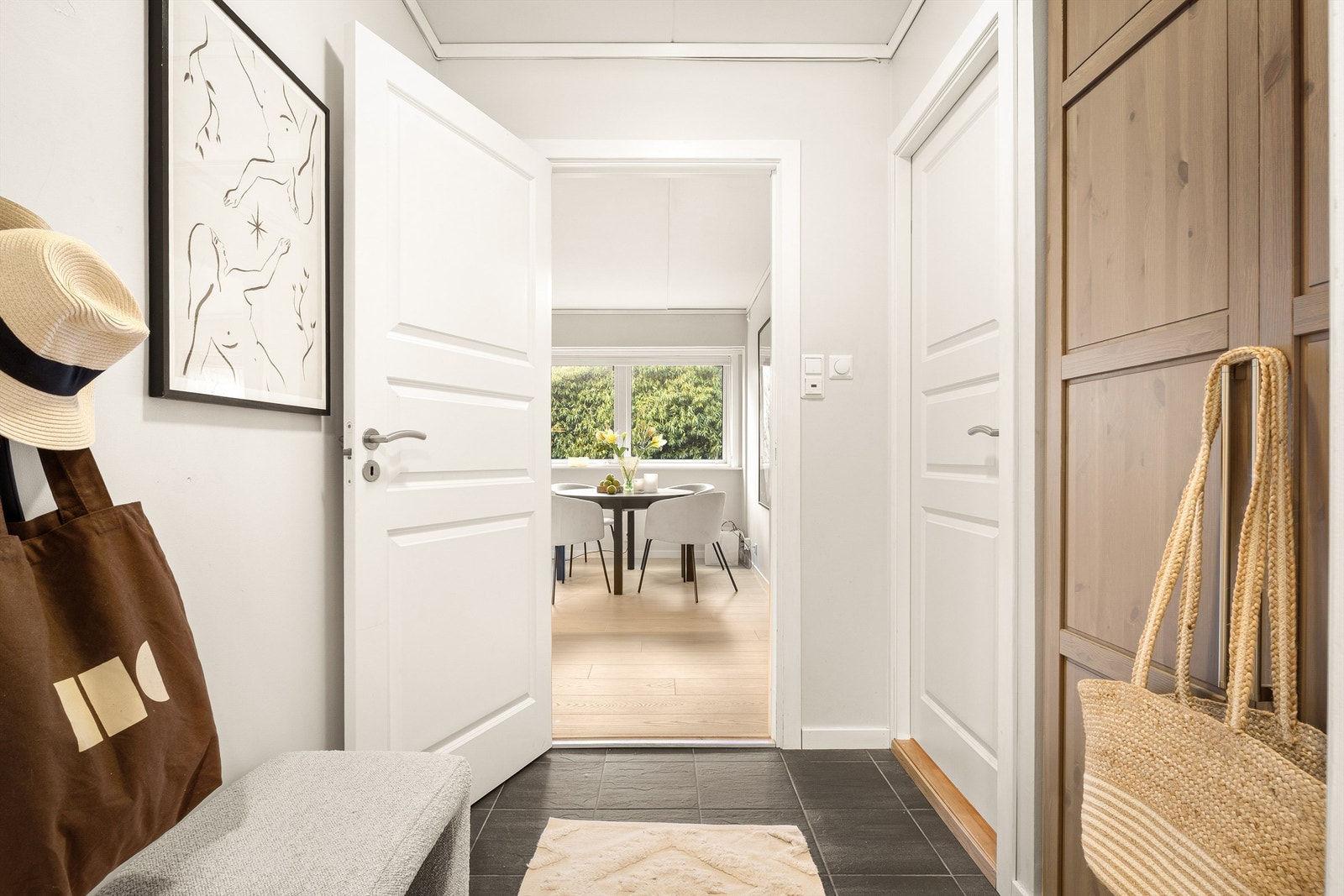 Gangen er lys og flislagt med garderobeskap og inngang til bad. Galleribilde