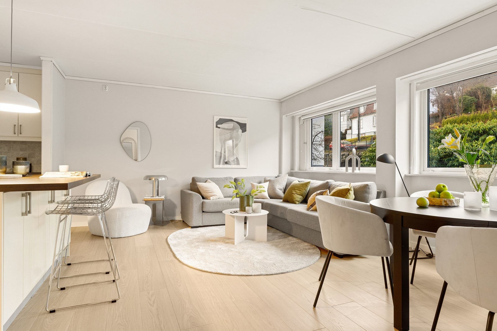 Stuen er romslig med sine Galleribilde