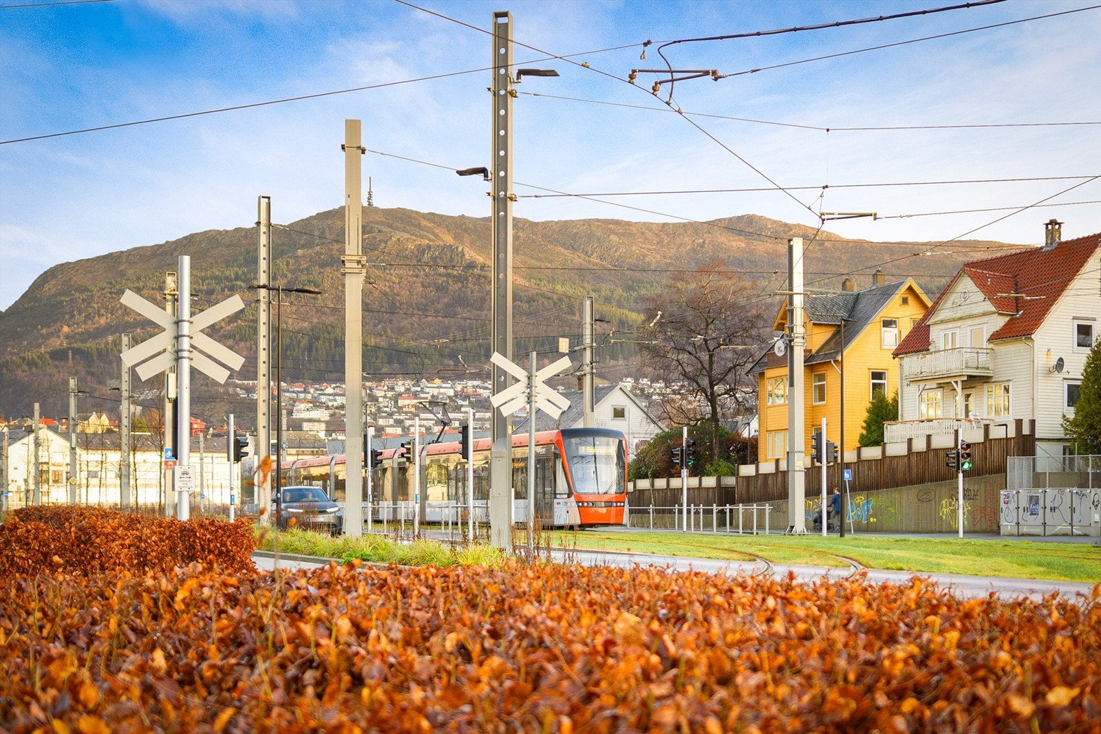 Bybanen med linje 2 går med hyppige avganger fra Kristianborg - Bare et par minutters gange fra leiligheten! Galleribilde