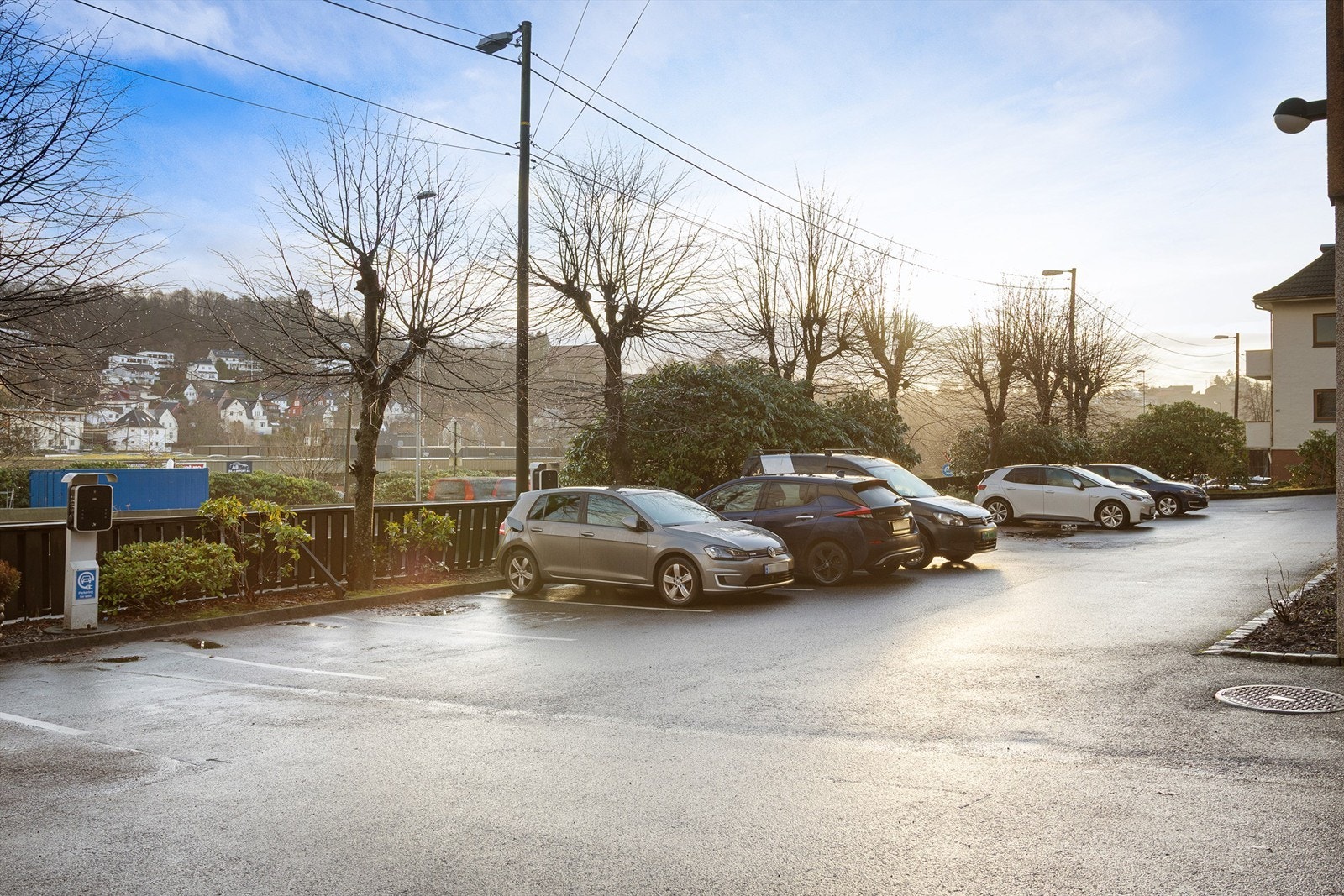 Borettslaget har 18 parkeringsplasser med 4 ladeuttak. Styret opplyser om at det er god dekning på parkeringsplasser! Galleribilde