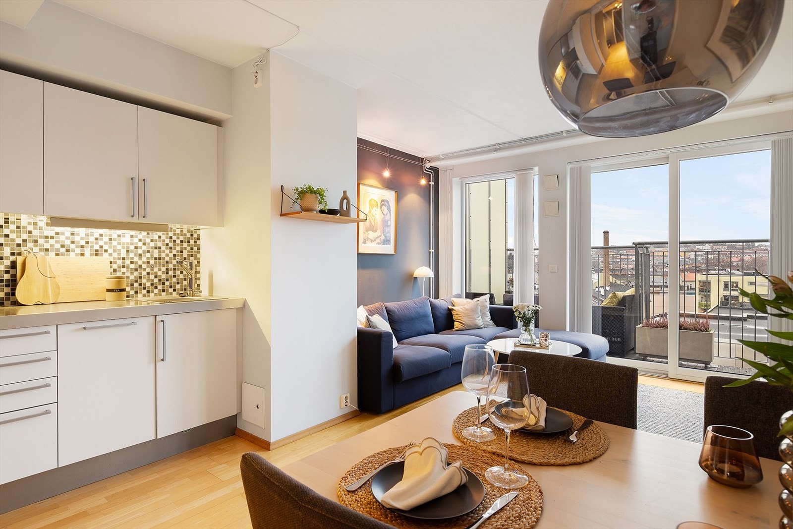 Kjøkken med god benkeplass og utsyn mot stue. Galleribilde