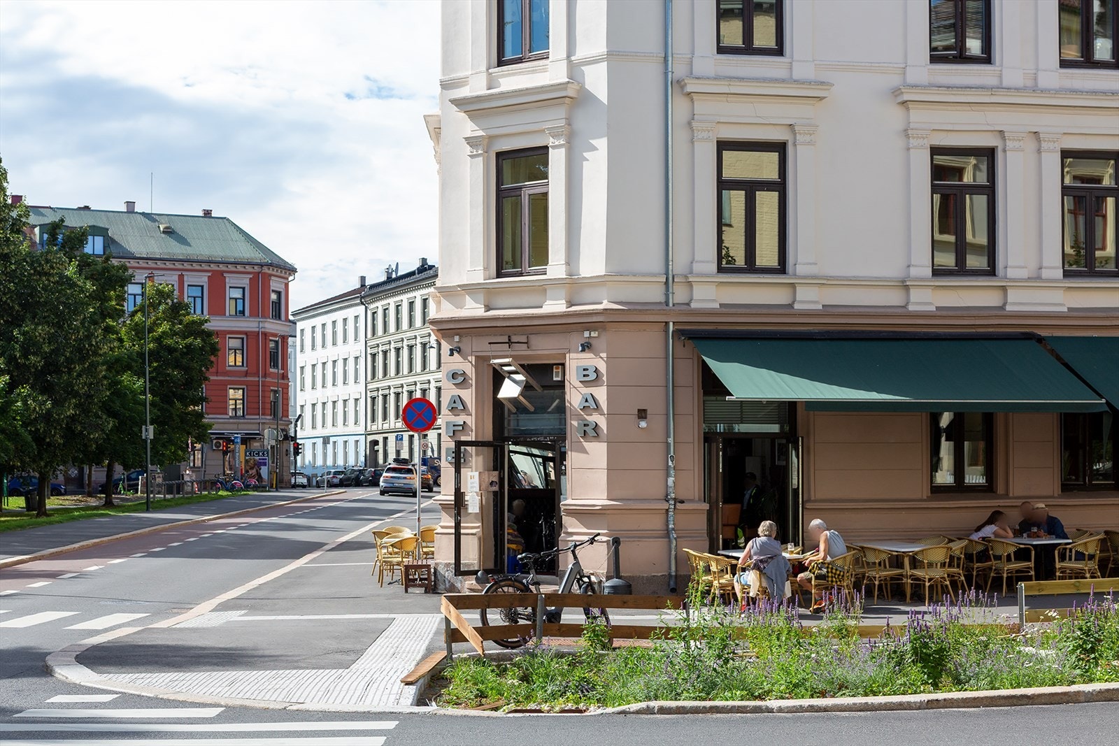 Koselige serveringssteder i nærområdet - kort vei til kaffe og byliv. Galleribilde