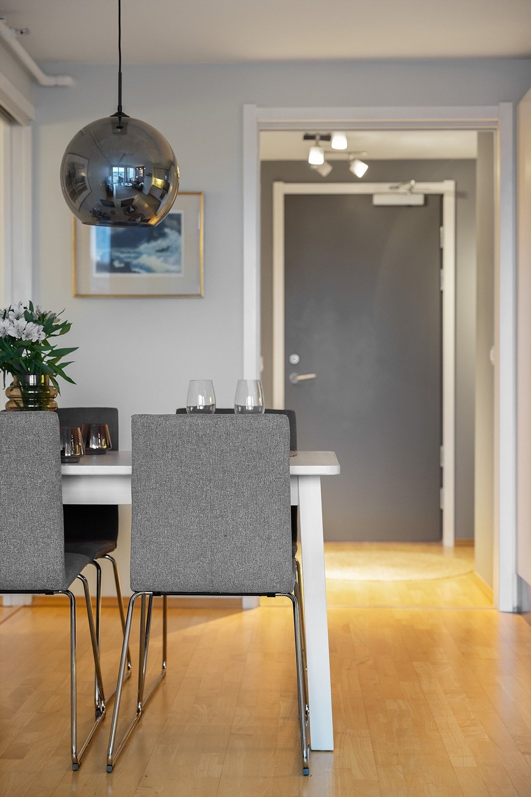 Gang/entre med adkomst videre inn i leiligheten. Galleribilde