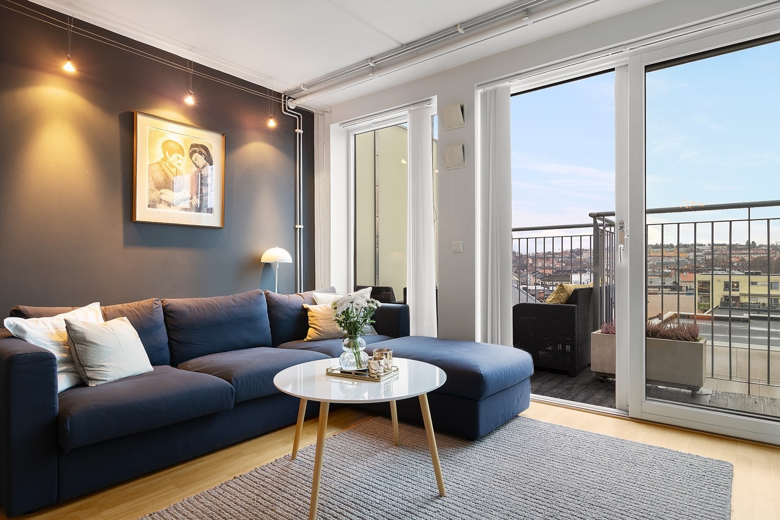 Stue med direkte adkomst til balkong, perfekt på fine dager. Galleribilde