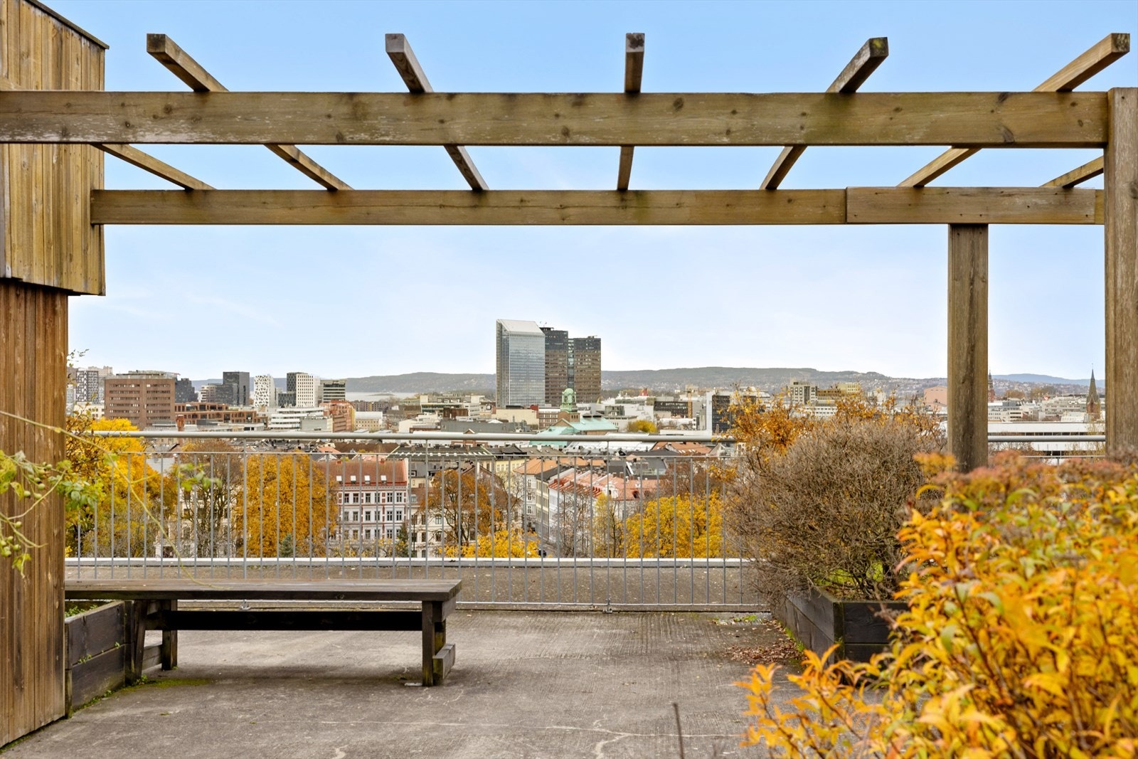 Pergola og sitteplasser - en sosial og solrik møteplass. Galleribilde