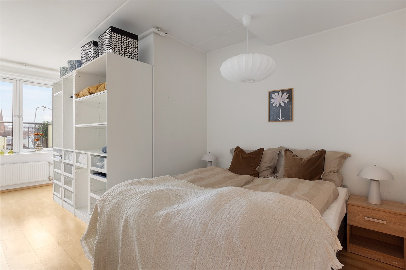 Soverom med plass til dobbeltseng og nattbord. Galleribilde