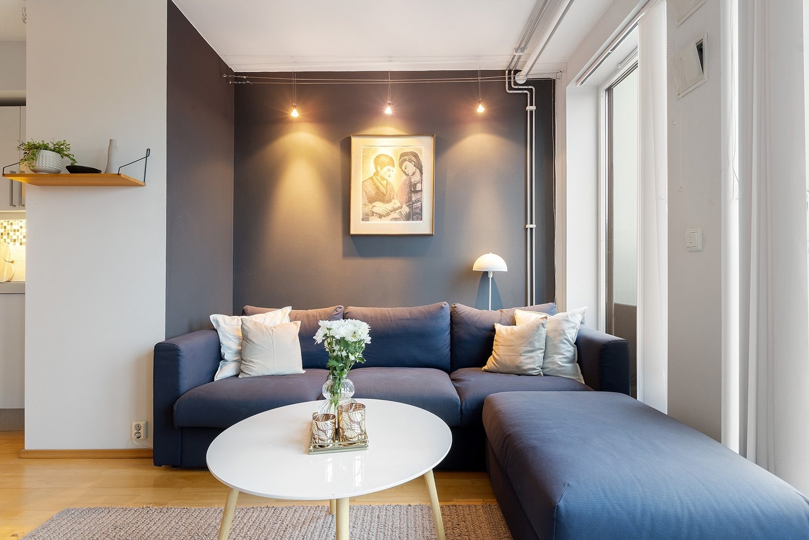 Stue med gode møbleringsmuligheter og lun atmosfære. Galleribilde