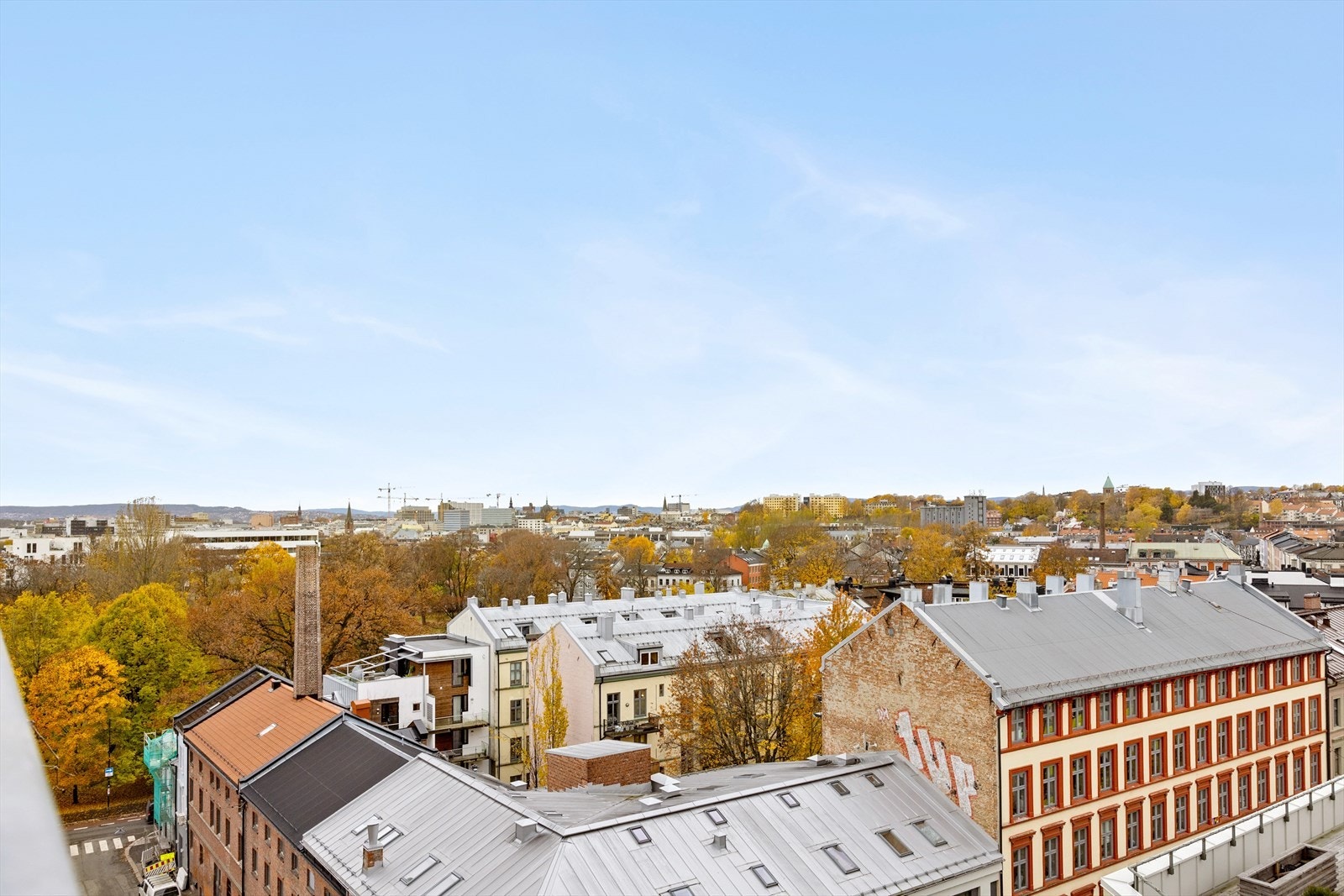 Nydelig utsikt fra takterrasse. Galleribilde