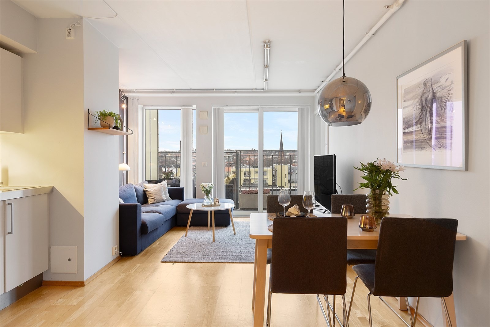 Spiseplass med utsyn og enkel adkomst til balkong. Galleribilde