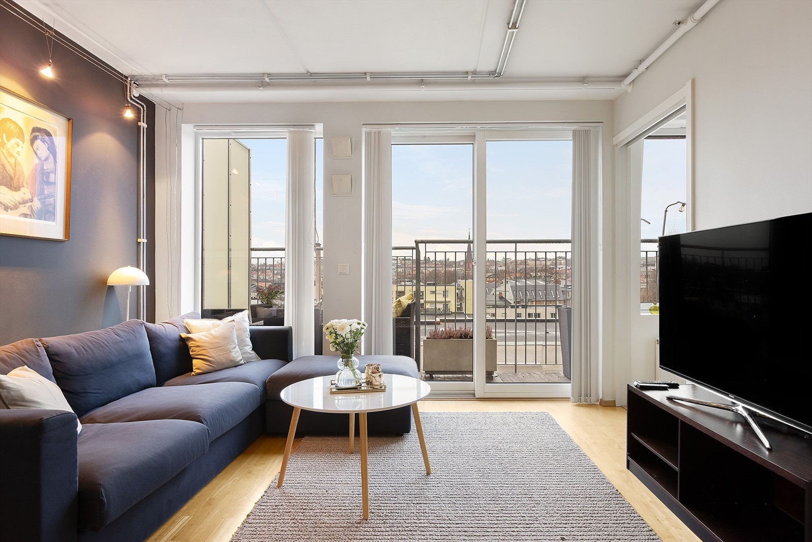 Lys og luftig stue med store vindusflater og utgang til balkong. Galleribilde