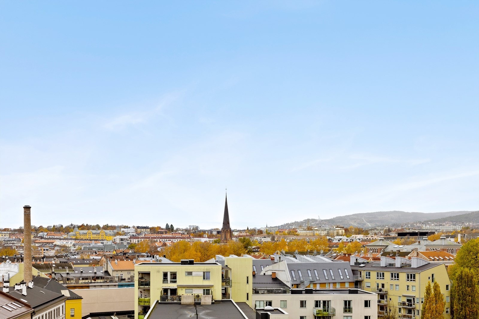 Utsikt over bybildet og åsene - magisk i alle årstider. Galleribilde