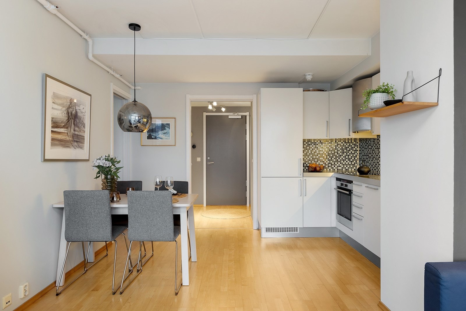 Kjøkken/spiseplass med god romfølelse og praktisk planløsning. Galleribilde