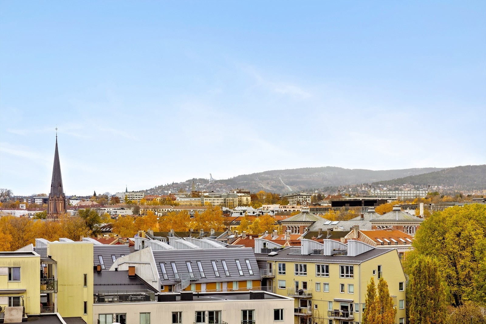Nydelig utsikt fra takterrasse. Galleribilde