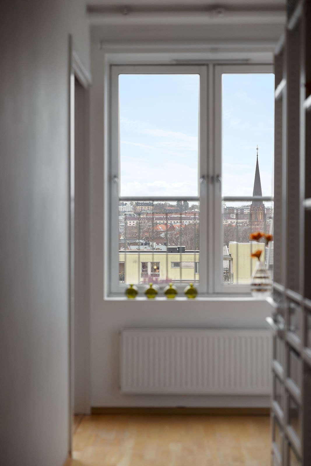 Utsyn fra leiligheten - byfølelse og lysinnslipp. Galleribilde