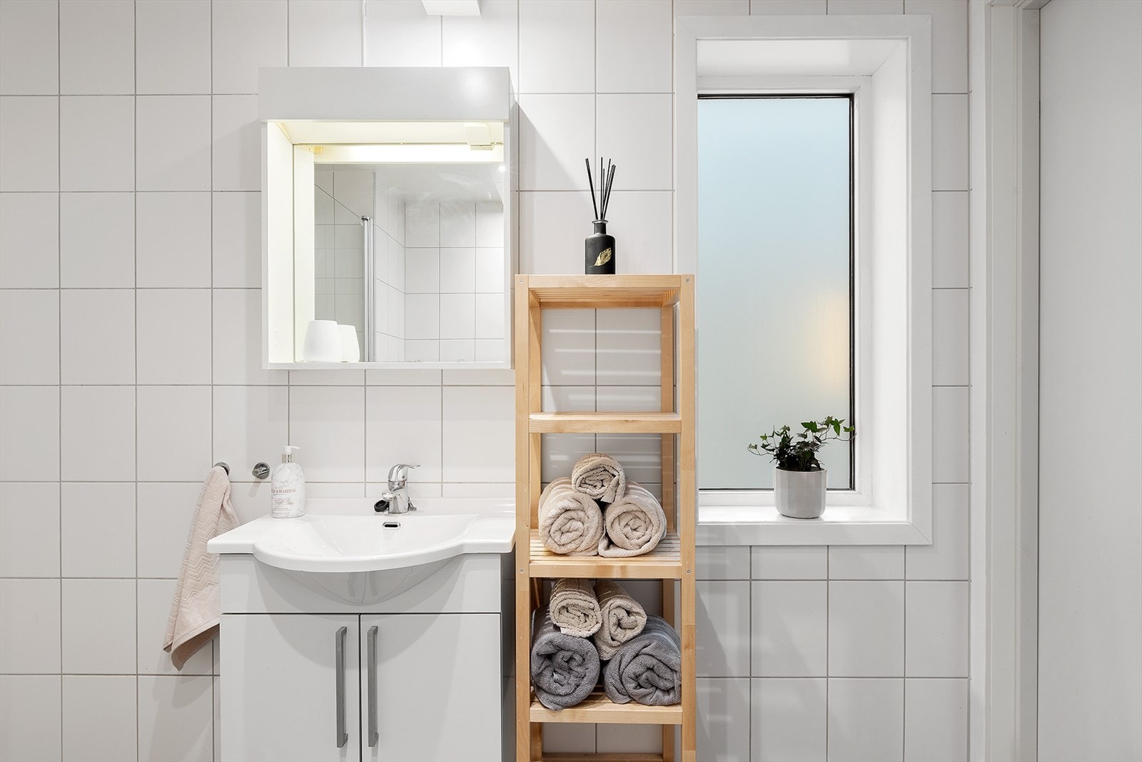 Servantseksjon med speil og praktisk oppbevaring. Galleribilde