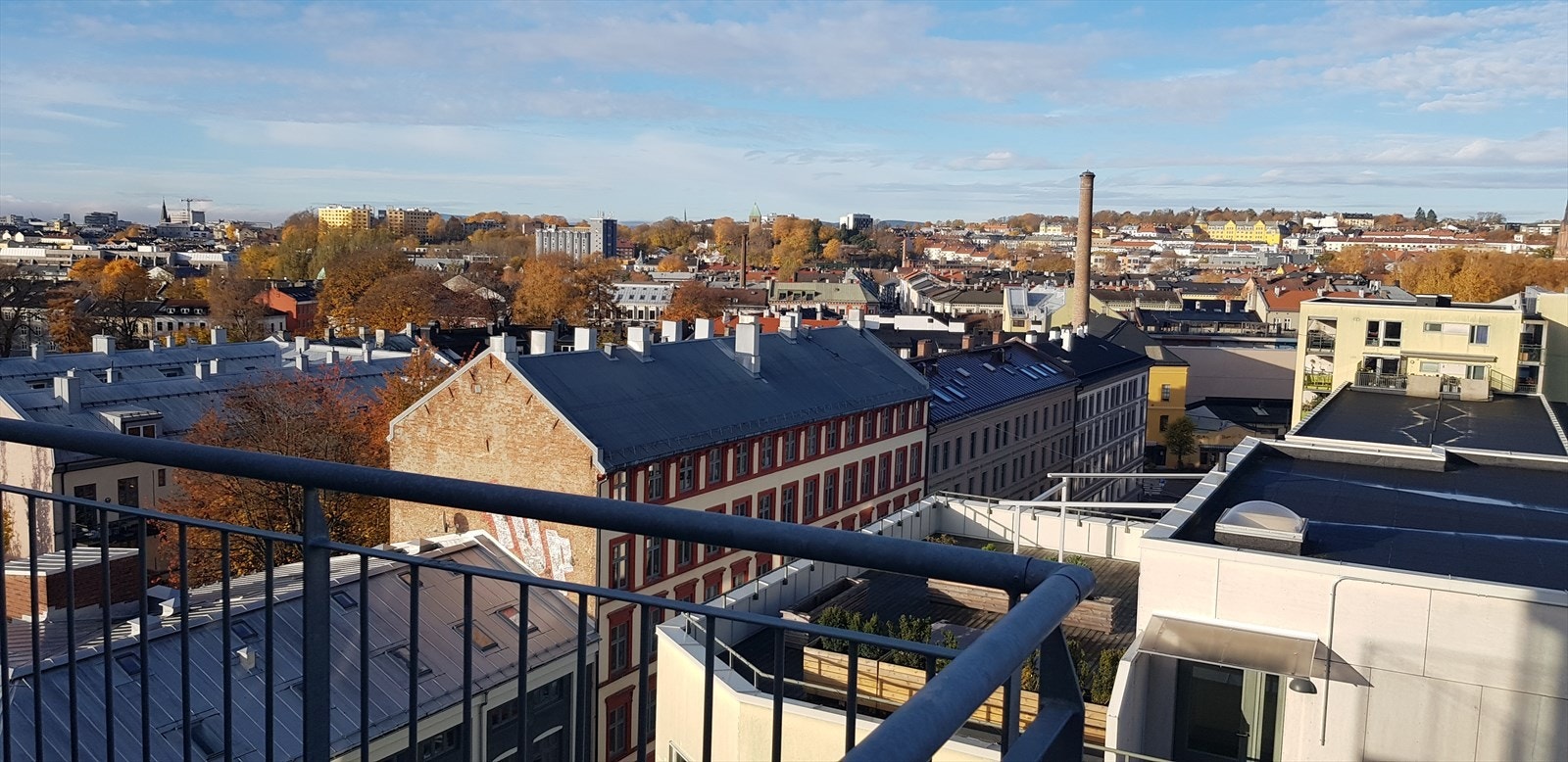 Panoramautsikt fra balkong - Utsikt over bybildet og åsene magisk i alle årstider. Bilde tatt av selger. Galleribilde