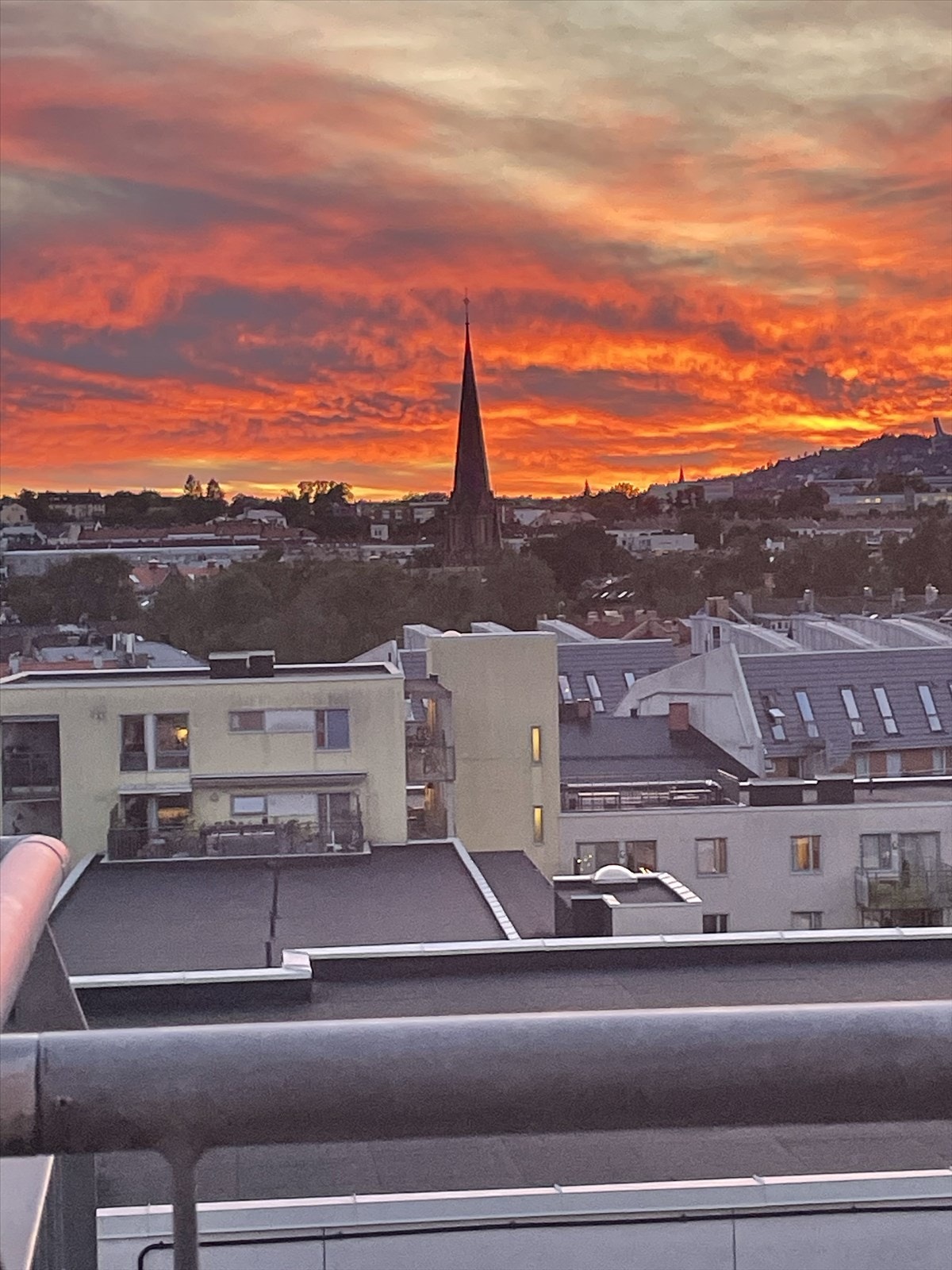 Stemningsfull solnedgang over byen - prikken over i-en. Bilde tatt fra balkong. Bilde tatt av selger. Galleribilde