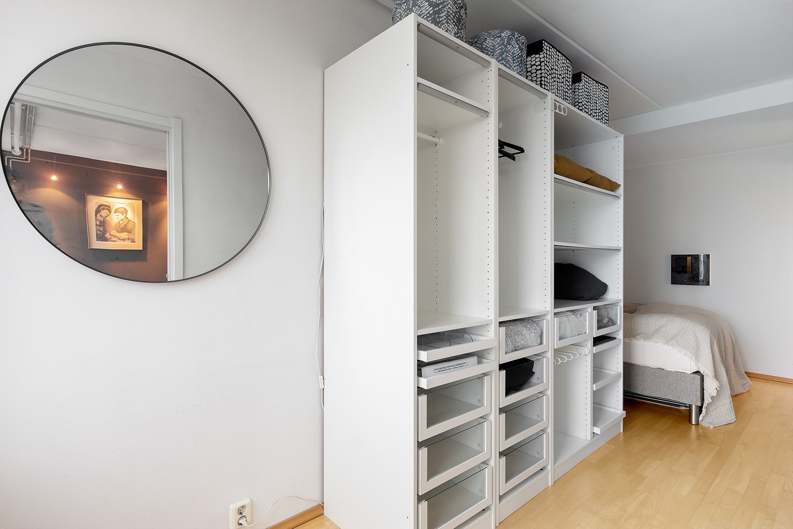 Gode oppbevaringsmuligheter på soverom. Galleribilde