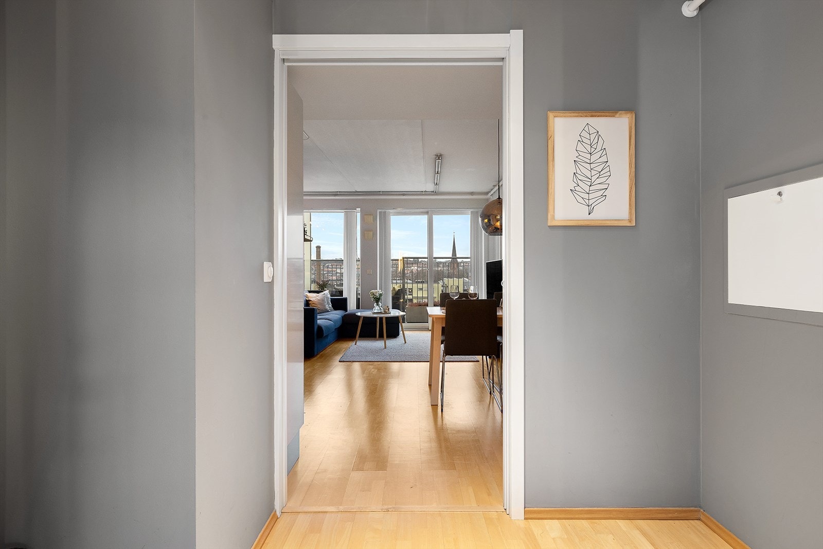 Fra gang mot oppholdsrom - god flyt i leiligheten. Galleribilde