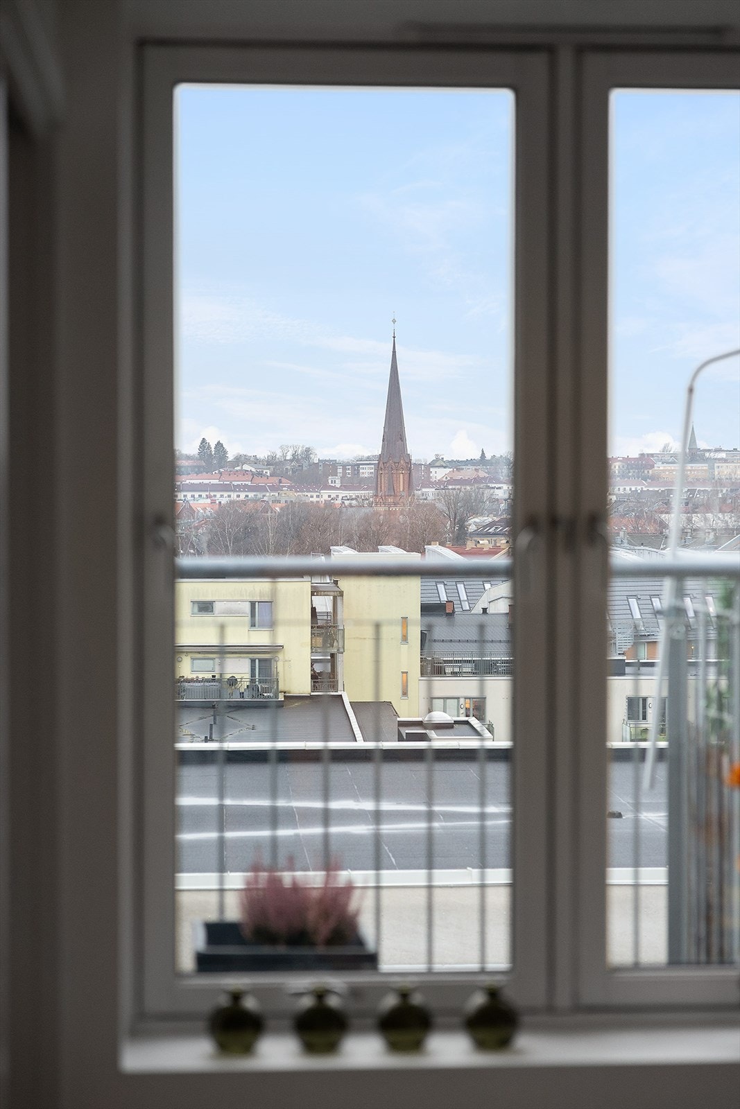 Utsikt mot byen - flott perspektiv fra leiligheten. Galleribilde