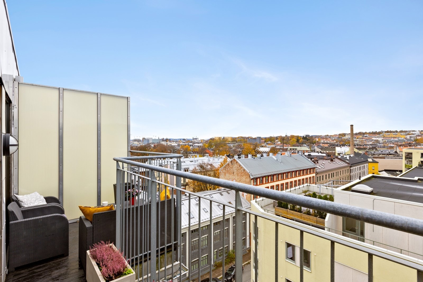 Balkong med utsikt - her kan du nyte både sol og skyline. Galleribilde