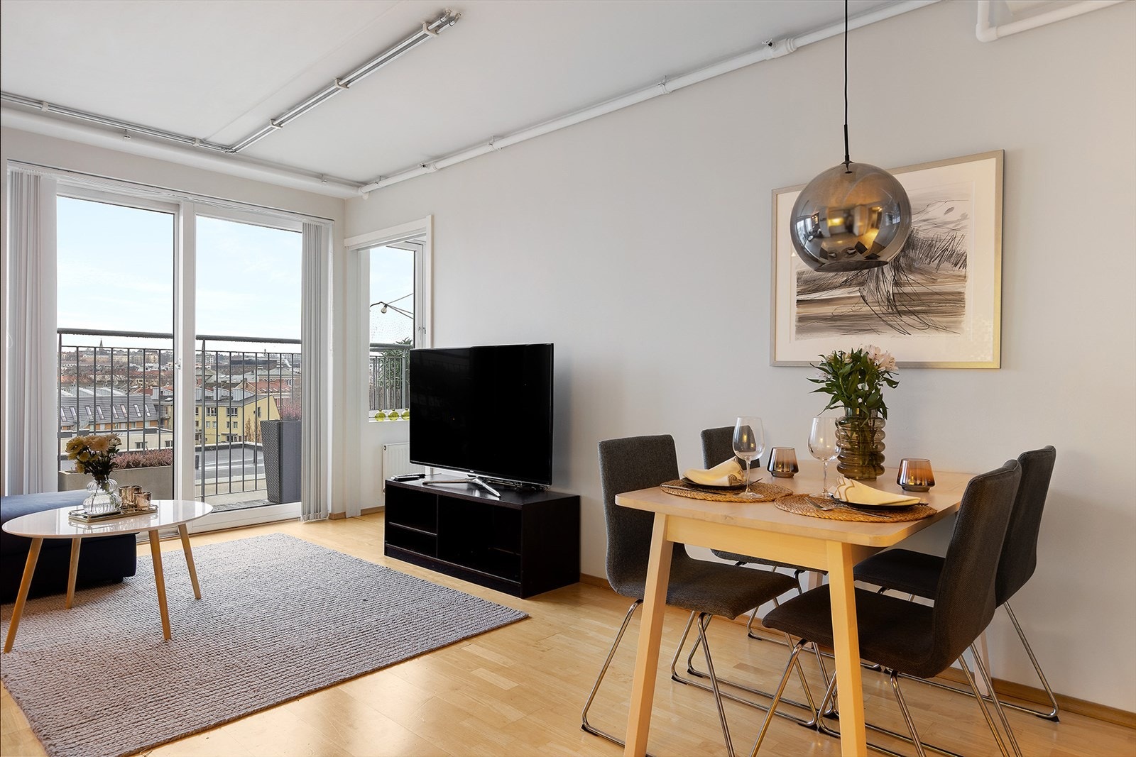 Spiseplass og stue i ett - fint flyt i rommet. Galleribilde