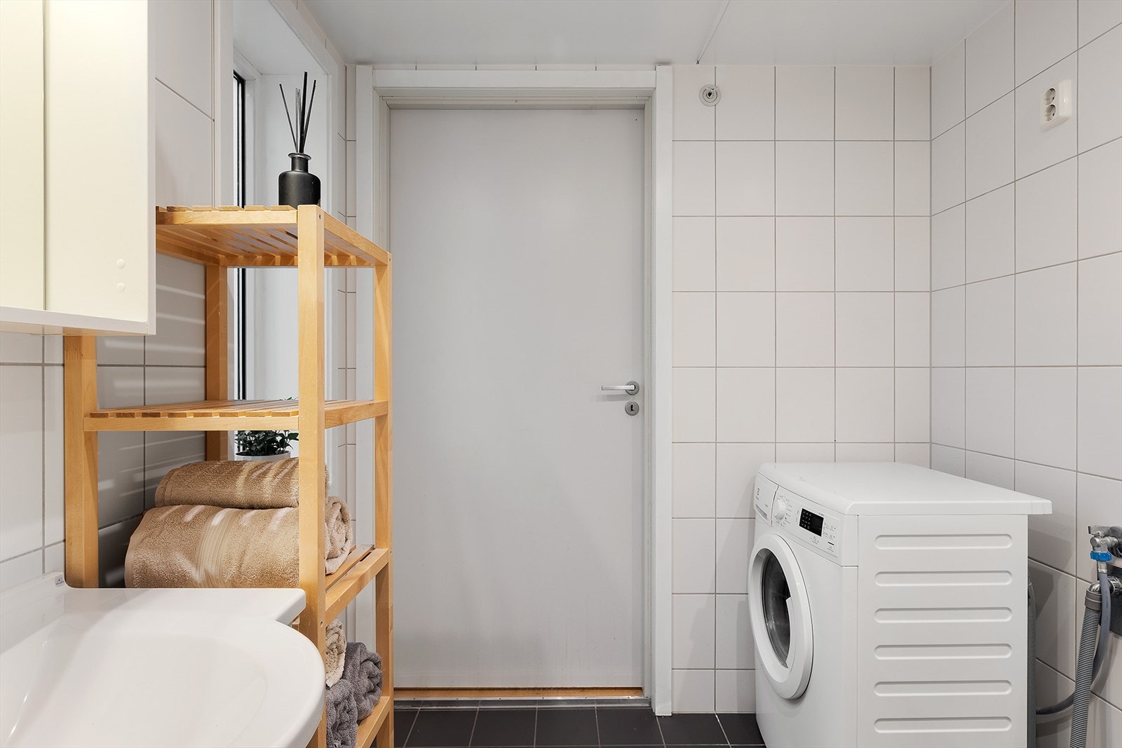 Leiligheten har et flott og romslig bad. Galleribilde