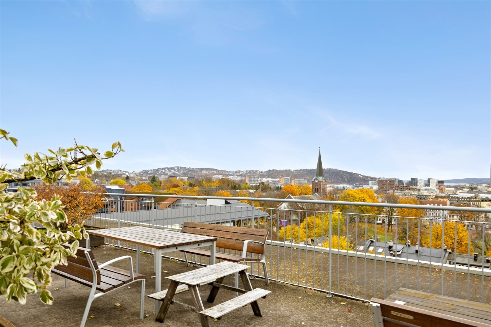 Borettslaget har en stor takterrasse til disposisjon for beboerne i borettslaget. Galleribilde