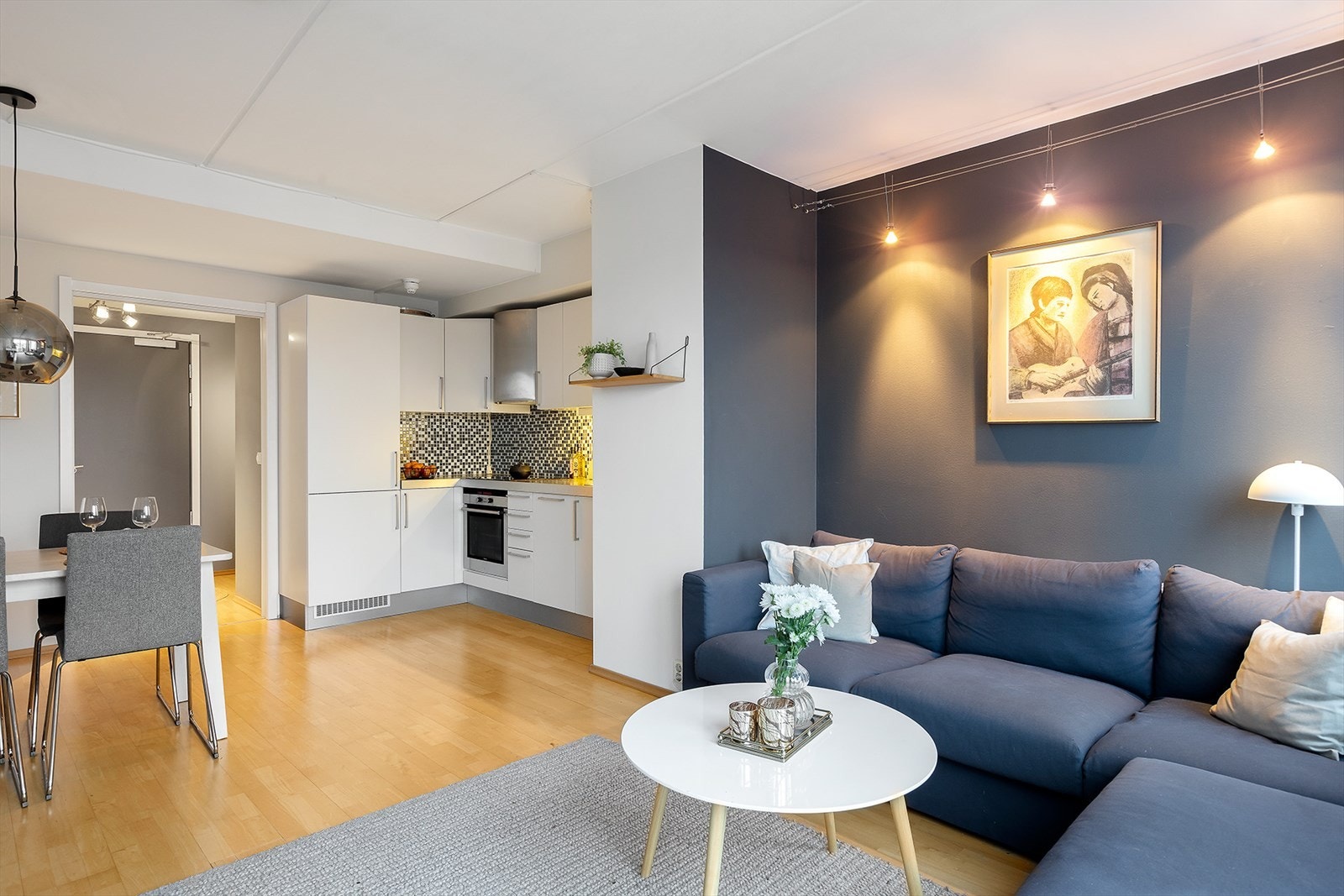 Åpen stue-/kjøkkenløsning som inviterer til sosialt samvær. Galleribilde