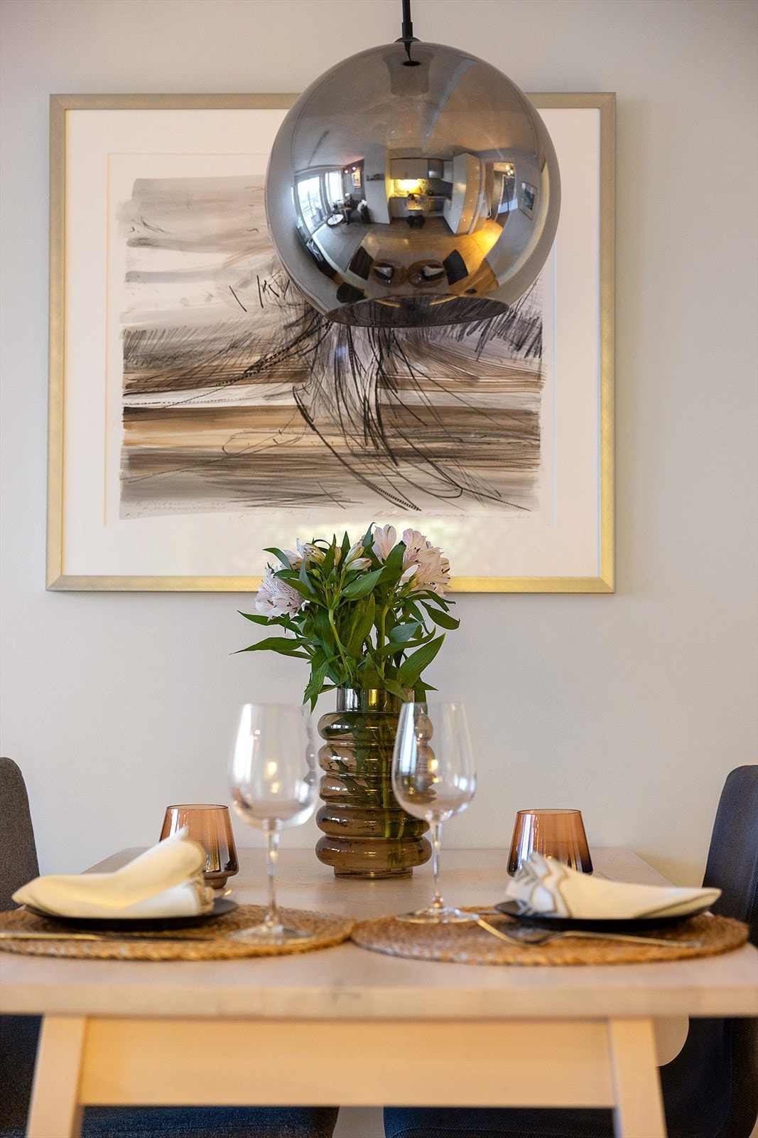 Stylingdetaljer ved spiseplass - hjemmekoselig uttrykk. Galleribilde