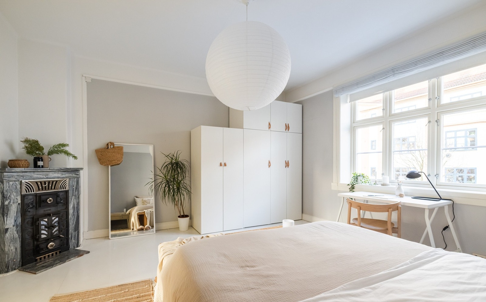 Rommets sjenerøse størrelse åpner for flere funksjoner - som bibliotek, lesekrok og kontor. Galleribilde