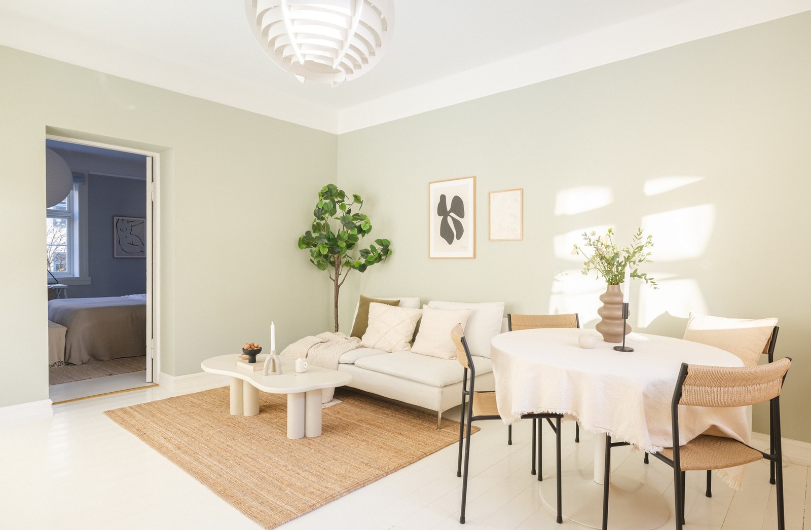 Suen er oppdelt med flott sone for spisestue og en lun og fin plassering av sofa. Galleribilde