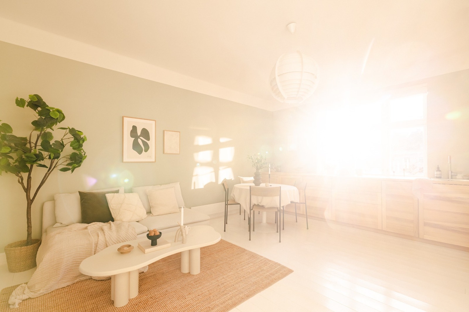 Det bys på store vinduer som slipper inn rikelig med lys og god romfølelse. Galleribilde