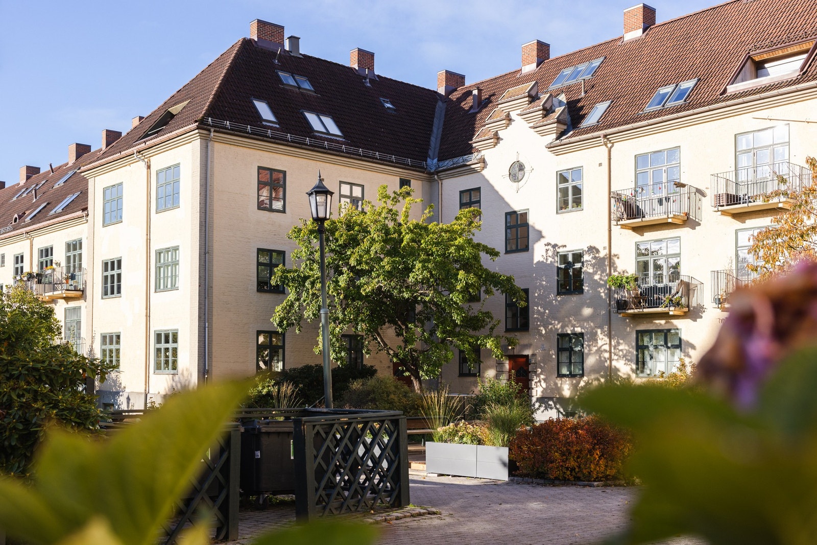 Den idylliske bakgården er helt unik og fungerer som en privat park for borettslagets beboere. Galleribilde