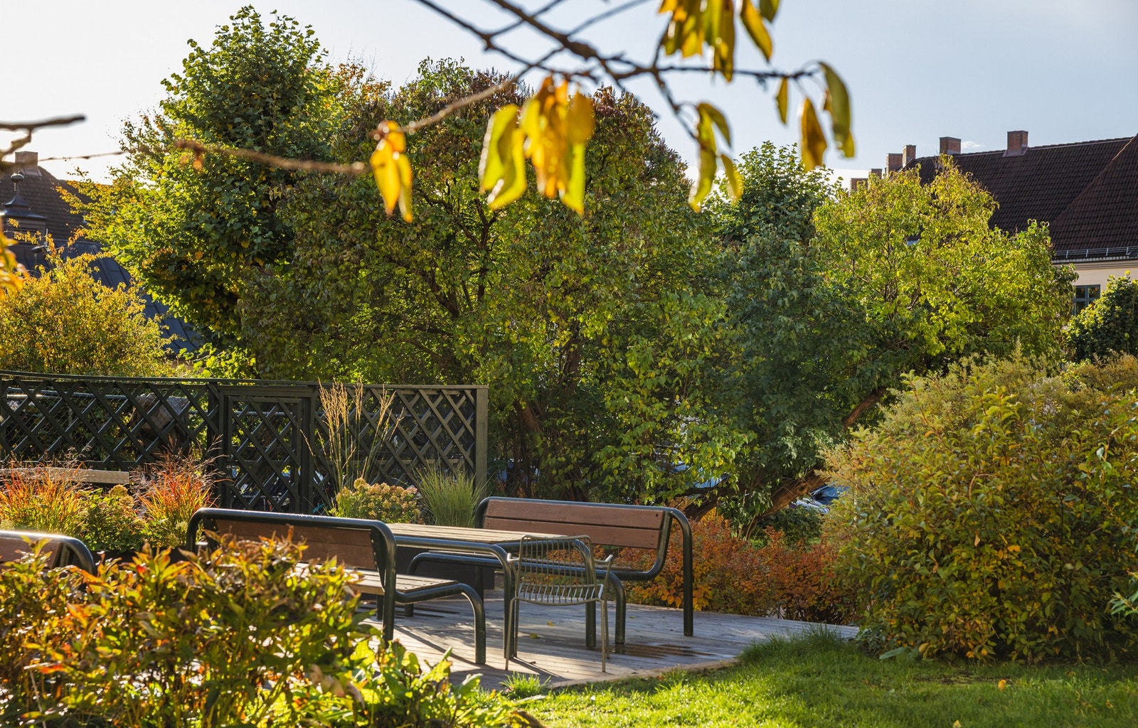 Pent opparbeidet fellesområde med "grendehus", barnevognparkering og hagegruppe. Galleribilde