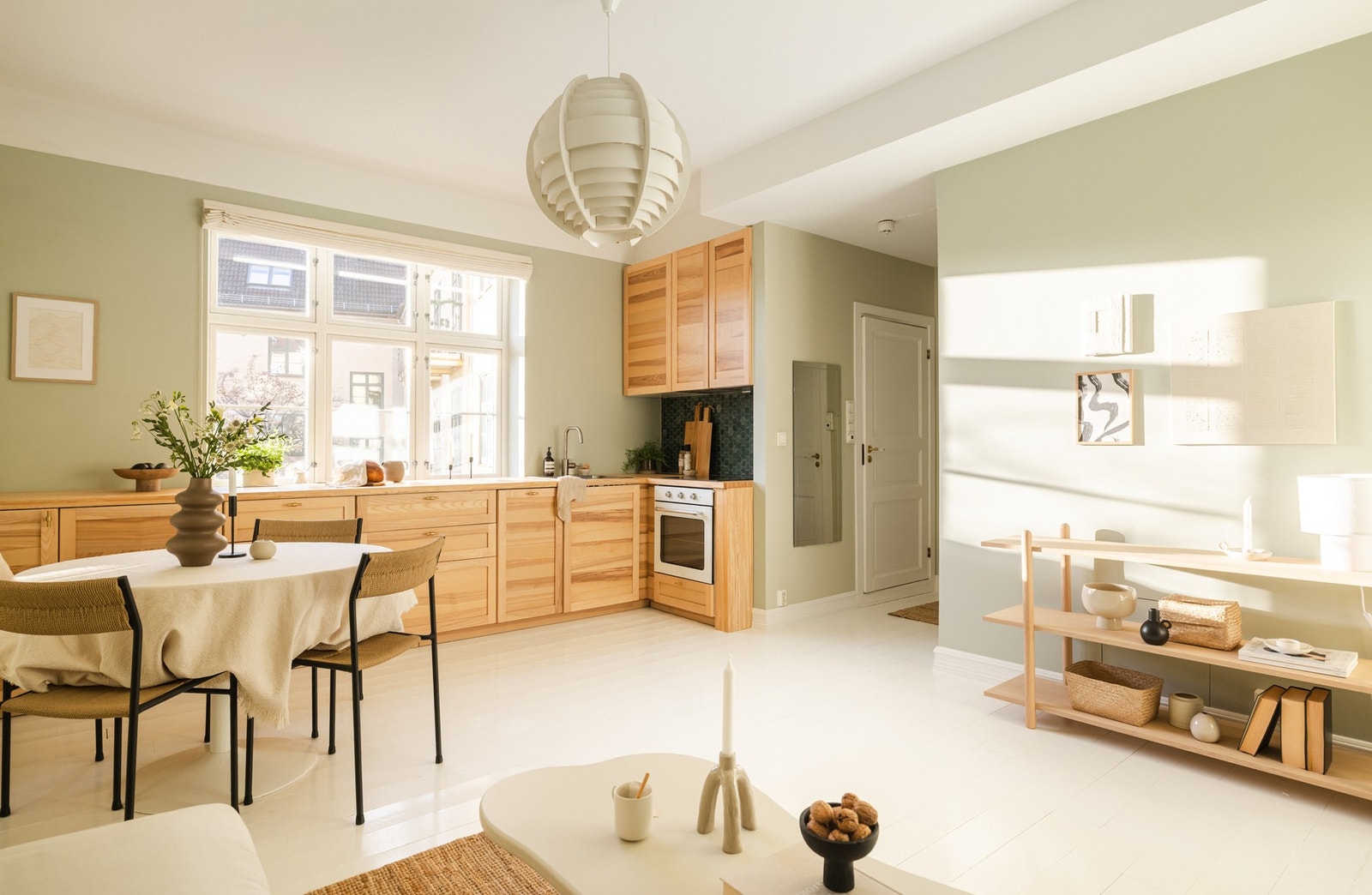 De store vindusflatene og den gode takhøyden på 2,82 meter underbygger den gode følelsen av plass. Galleribilde