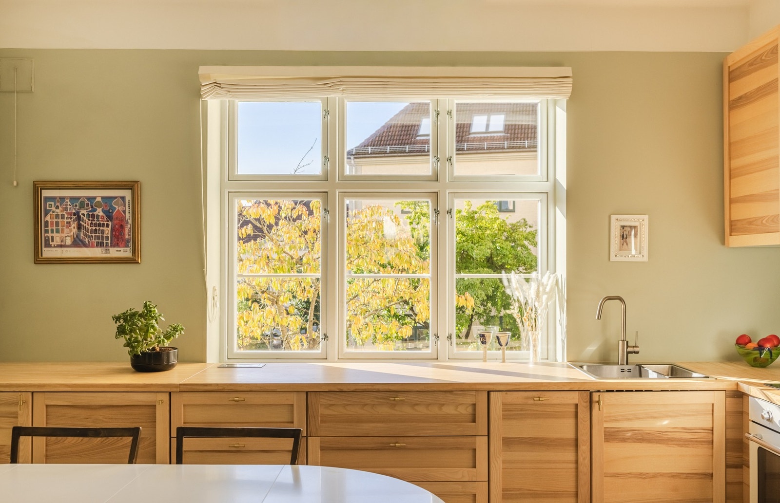 Vinduene oppleves helt usjenert og byr på et åpent, luftig og frodig utsyn. Galleribilde