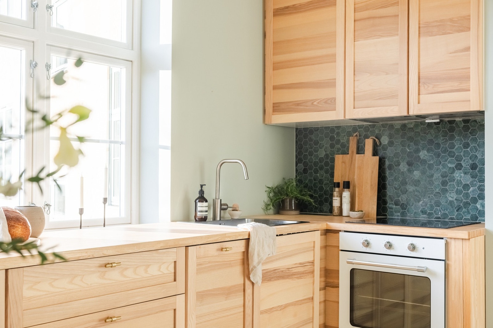 Innredningen har integrerte hvitevarer som platetopp, stekeovn, oppvaskmaskin, samt kjøleskap og fryseskap under benk. Galleribilde