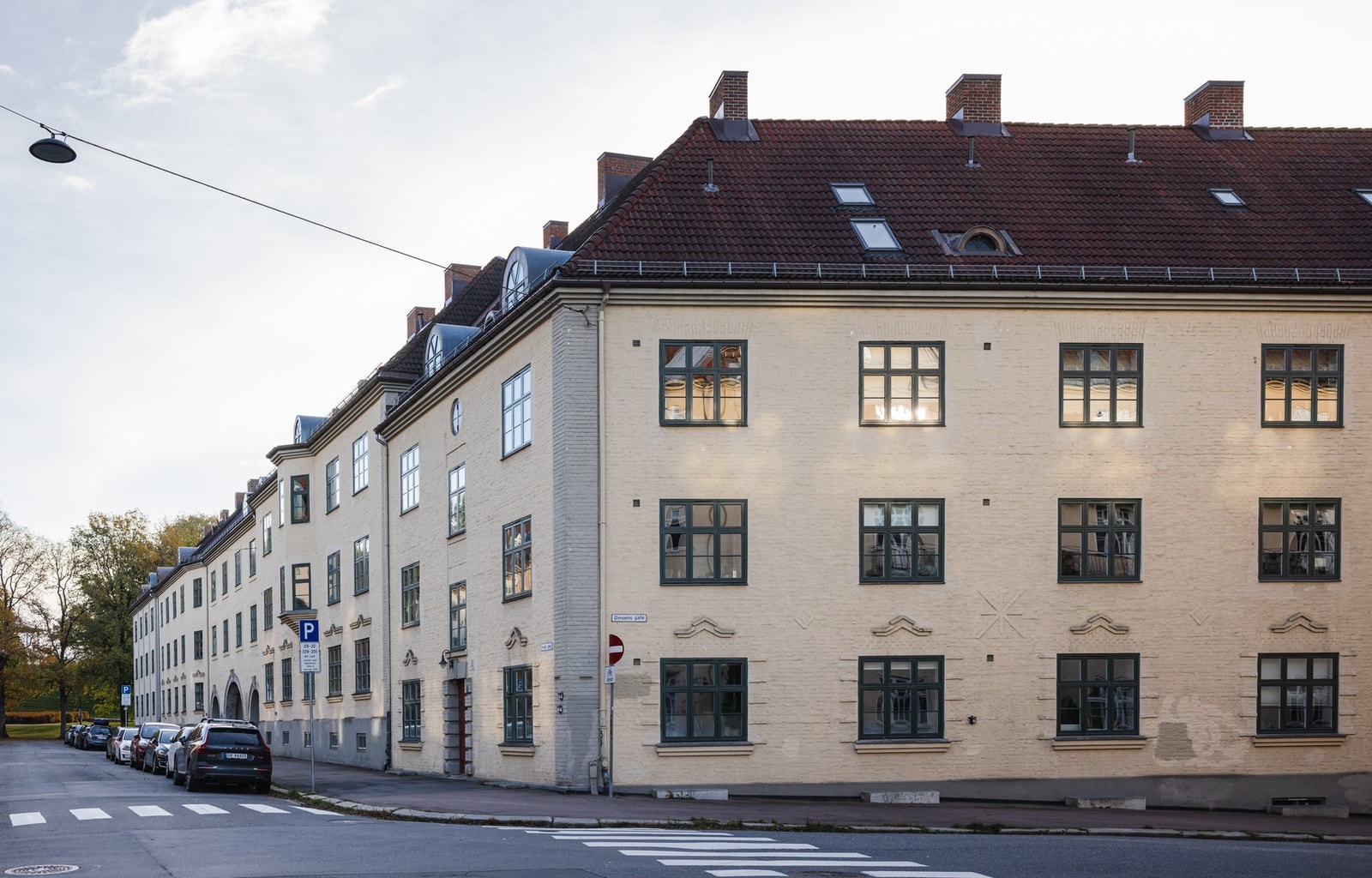 Flytt inn i en flott, klassisk bygård som omkranser et pent opparbeidet gårdsrom. Galleribilde