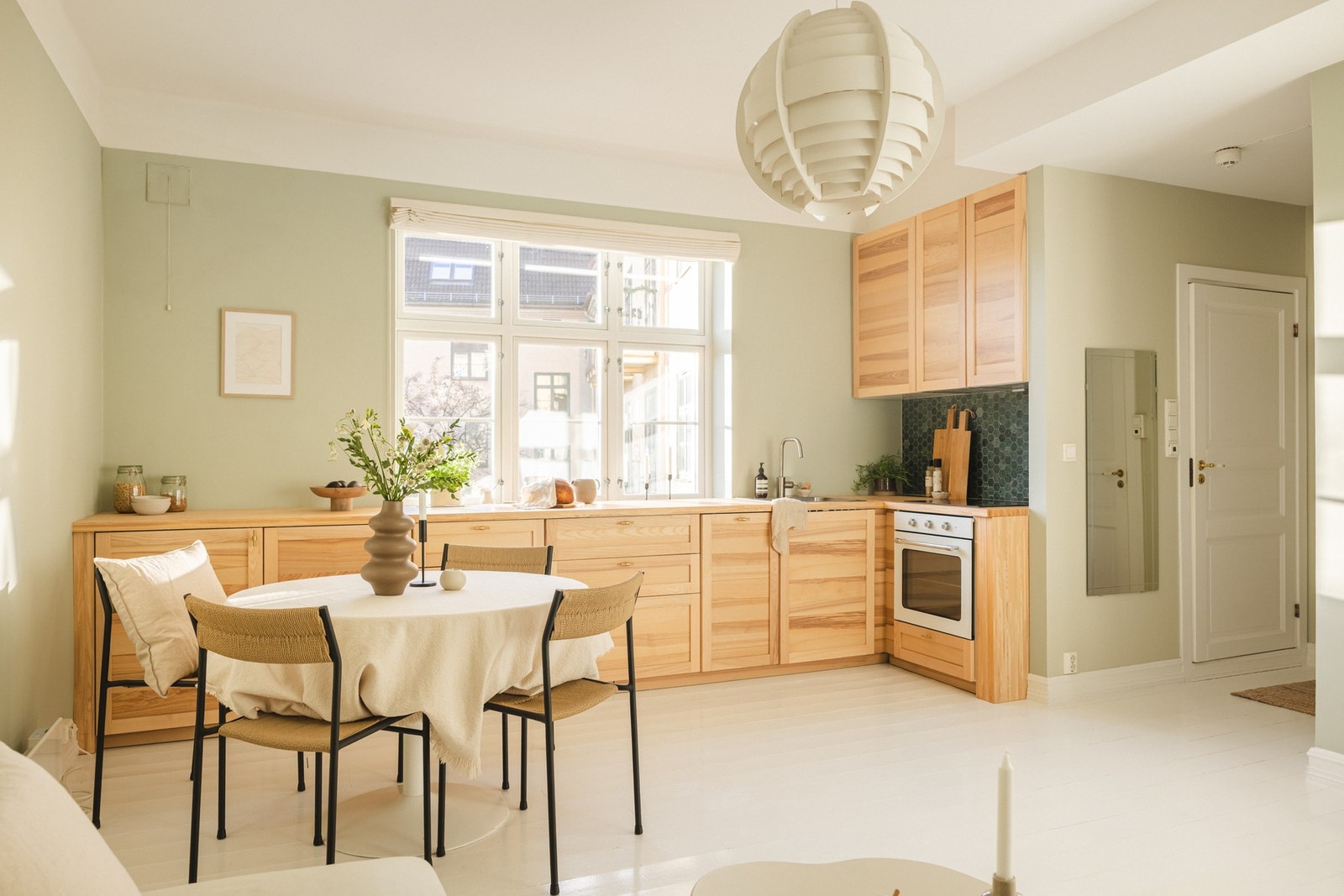 Leiligheten har en separat kjøkkenløsning mot stuen med stilren kjøkkeninnredning fra 2020 fra Ikea. Galleribilde