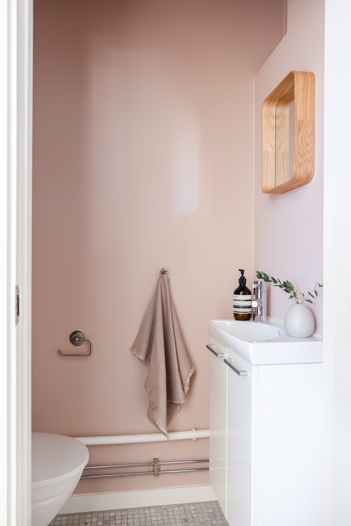 Leiligheten har ett delikat, tidløst toalettrom malt i moderne farger. Galleribilde