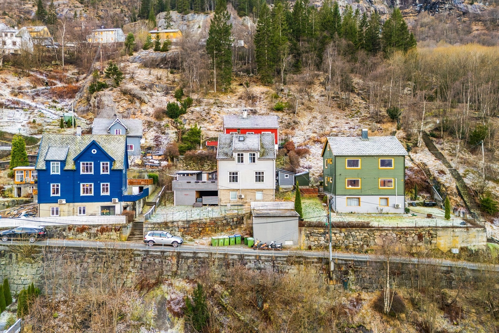 Eiendommen kan skilte med en trivelig beliggenhet like i utkanten av Odda sentrum. Galleribilde