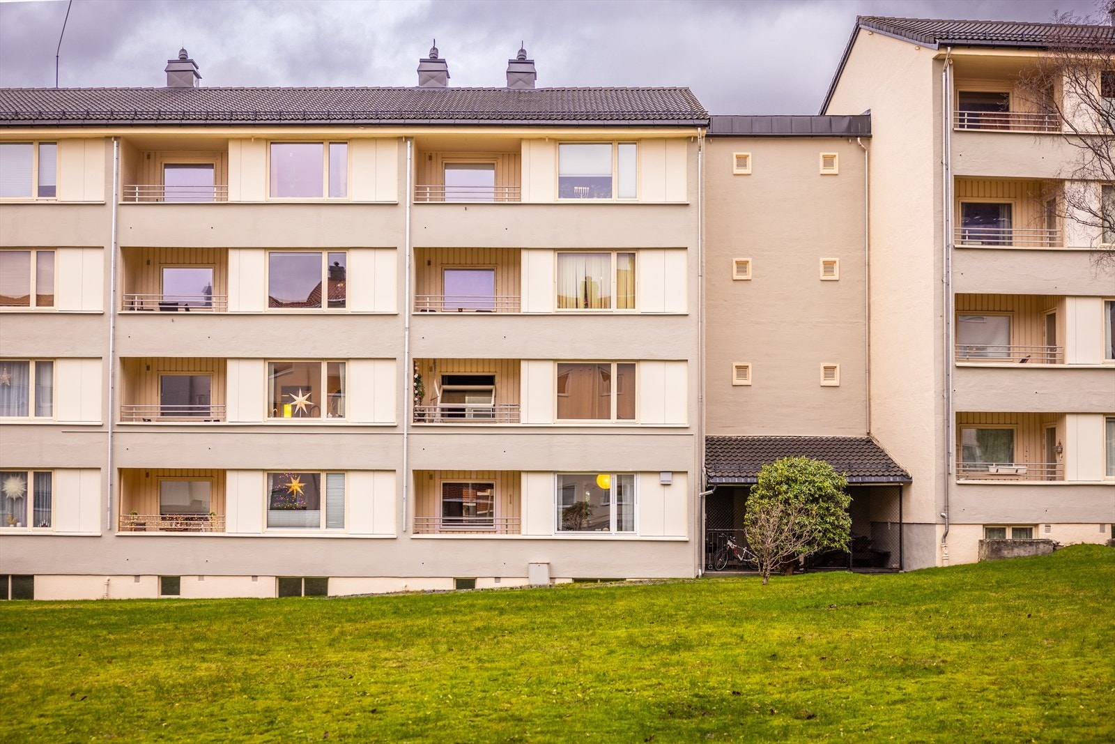 Andelsleiligheten ligger i 1.etasje med sydvendt overbygd balkong Galleribilde