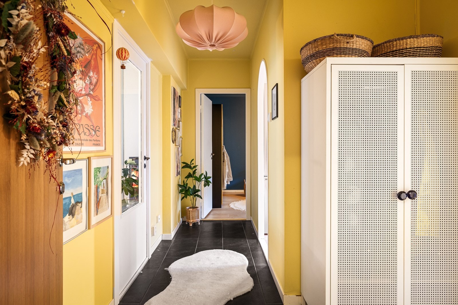 Leiligheten har en romslig entre med god plass til både garderobeskap eller annen oppbevaring. Galleribilde