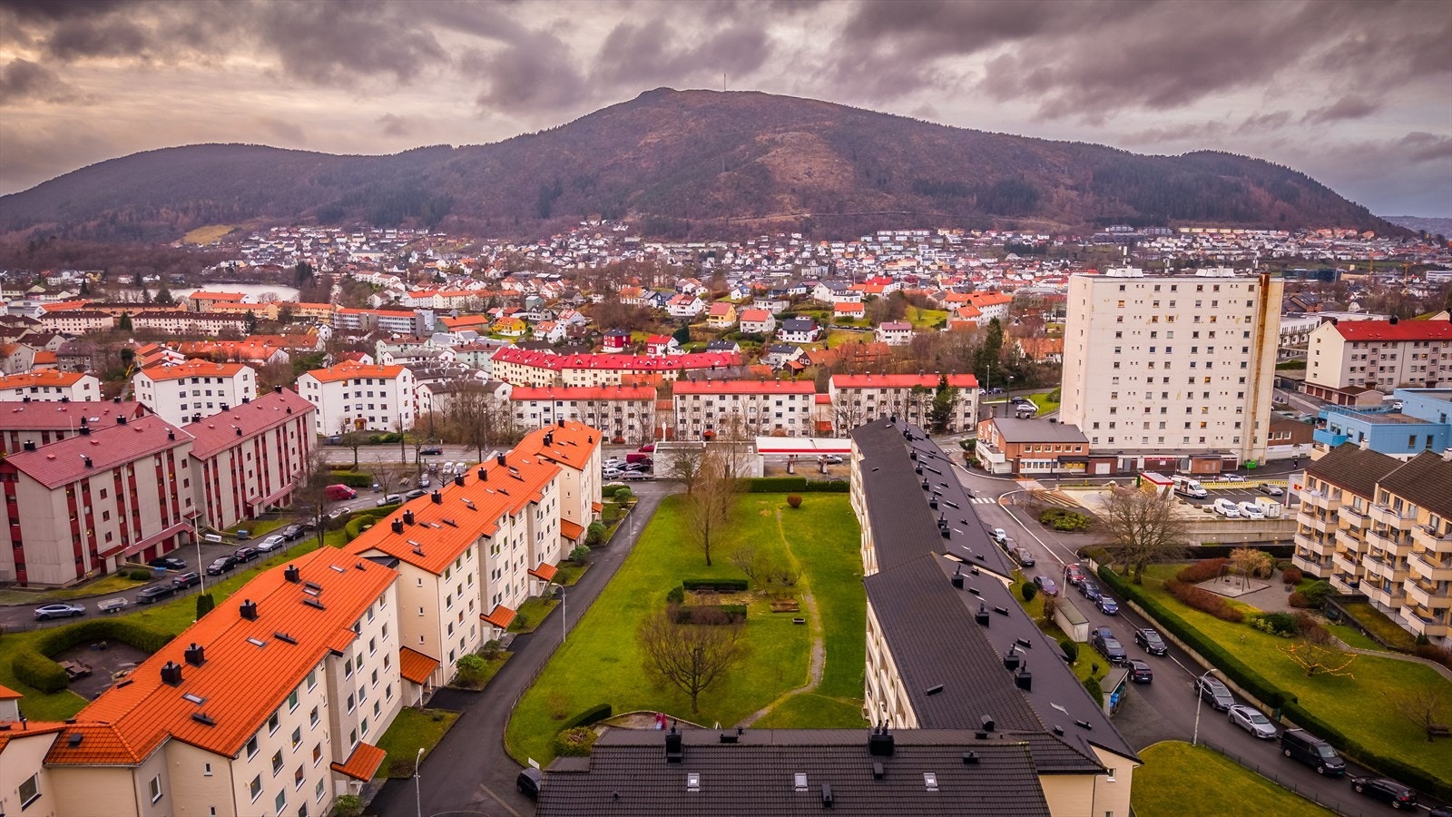 Tomten er opparbeidet med interne veier/gangveier, lekeplass, grøntarealer og diverse prydbusker/beplantning. Galleribilde